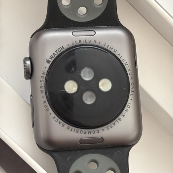 Apple Watch Series 3 42MM Aluminum case free cover - Picture 7 of 17